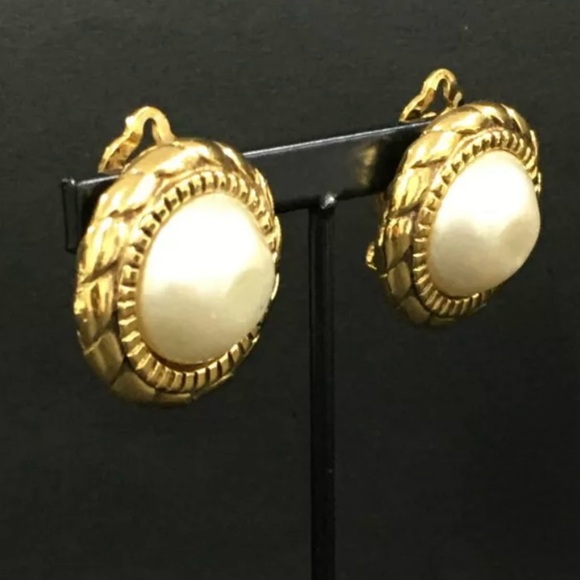 Chanel Vintage Pearl Clip-on Earrings - Picture 2 of 6